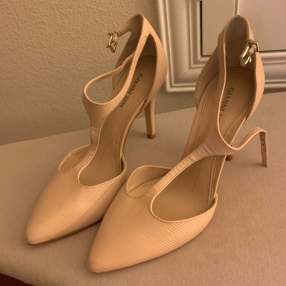 Gianni Bini size 7 nude heels 😉